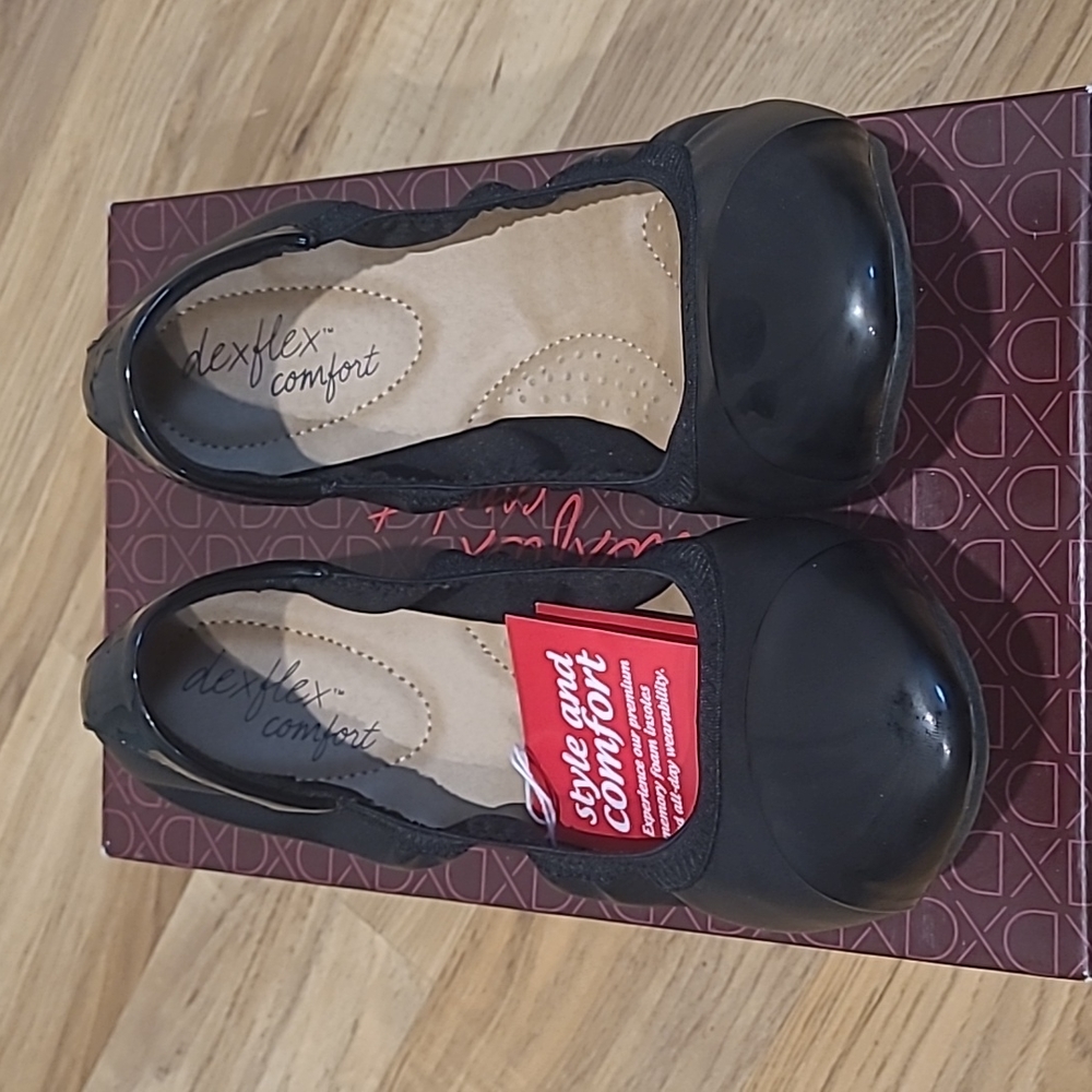 Black dexflex flats with patent toe